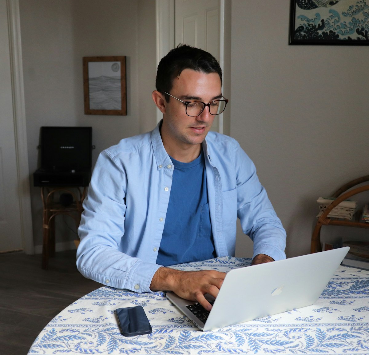 Un freelance travaille sur son ordinateur portable depuis son bureau à domicile.
